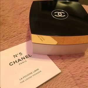 Powder that absorbs moisture after a bath